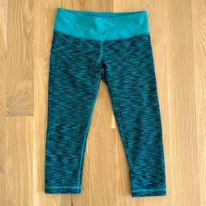 Lululemon Size 6 3/4 length leggings.  Green and black
